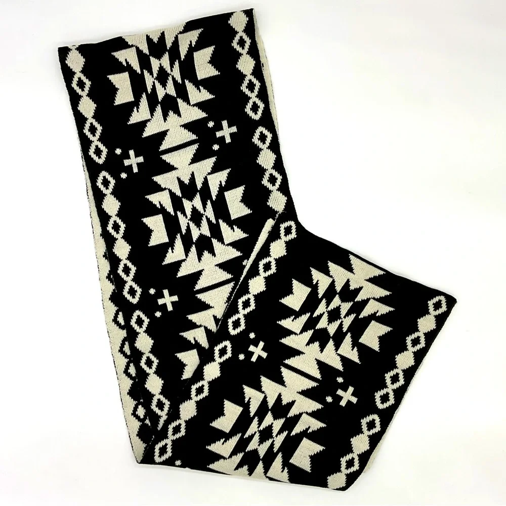 NWOT Charlie Paige Black / White Woven Scarf